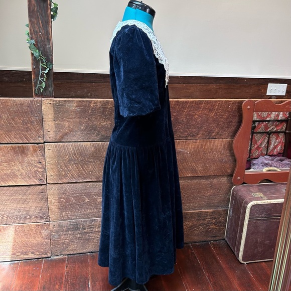 Vintage Wednesday Adams Goth Velvet Dress w Victorian Lace Collar & Puff Sleeves - Picture 6 of 14